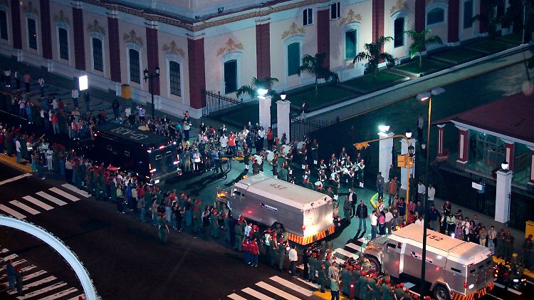 Der Gold-Konvoi vor dem Miraflores-Palast in Caracas