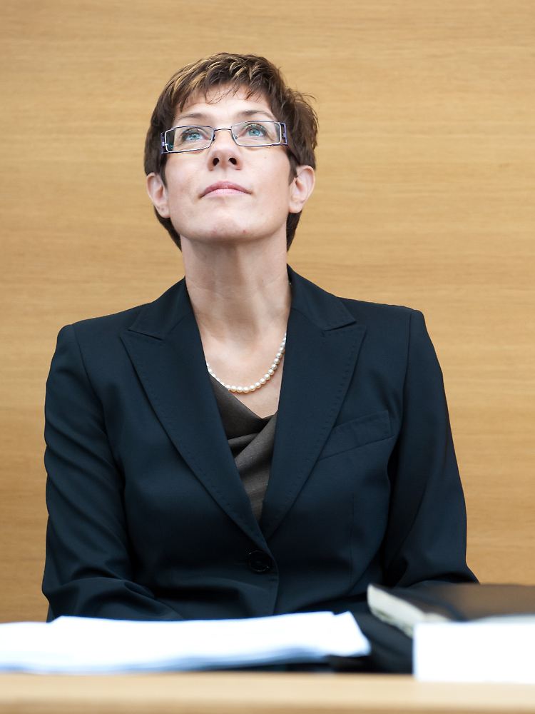 Kramp-Karrenbauer kündigt die Koalition auf.