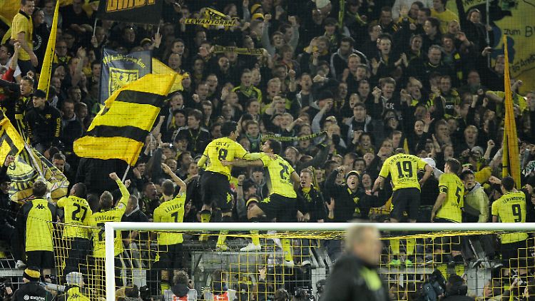 Nach dem Sieg holten sich die Dortmunder ihr Lob von den Fans auf der Südtribüne, die den Derby-Sieg freudetrunken feierten.