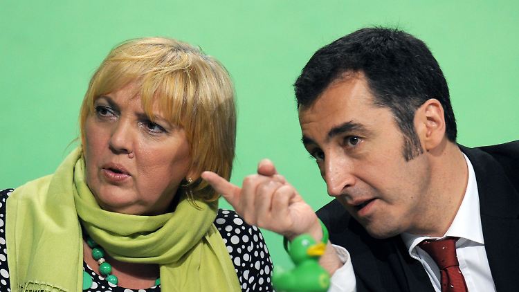 Die Bundesvorsitzenden der Grünen, Claudia Roth und Cem Özdemir, ernst ...