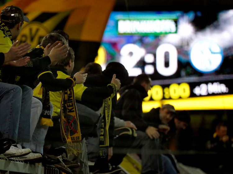 Laut Anzeigetafel endete das Spiel mit 2:0 für Dortmund. Gefühlt war das Derby für Schalke eine Schmach.