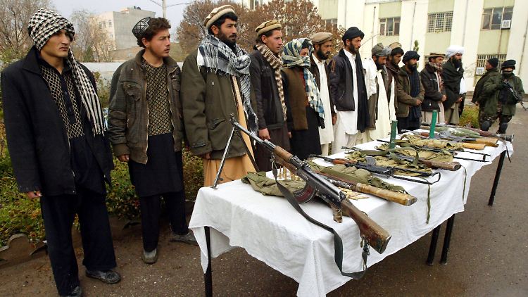 Sie legten ihre Waffen nieder und erkannten die afghanische Verfassung an: 12 Ex-Taliban unterstützen den Friedensprozess.