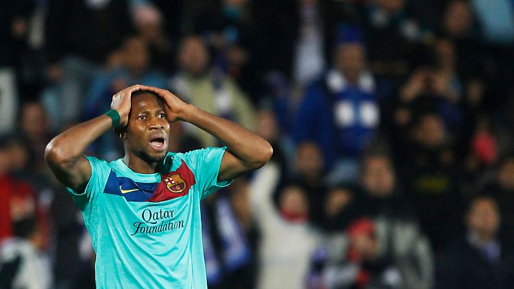 Barcelonas Seydou Keita muss langsam ein Fernglas auspacken, um Real Madrid in der Tabelle nicht aus den Augen zu verlieren.