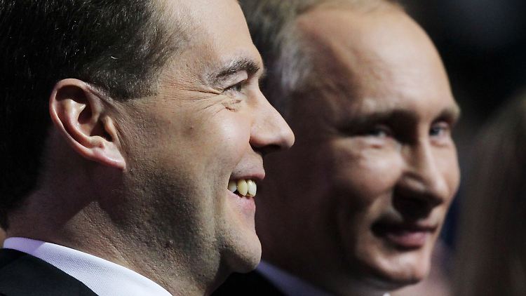 Medwedew und Putin tauschen die Ämter.