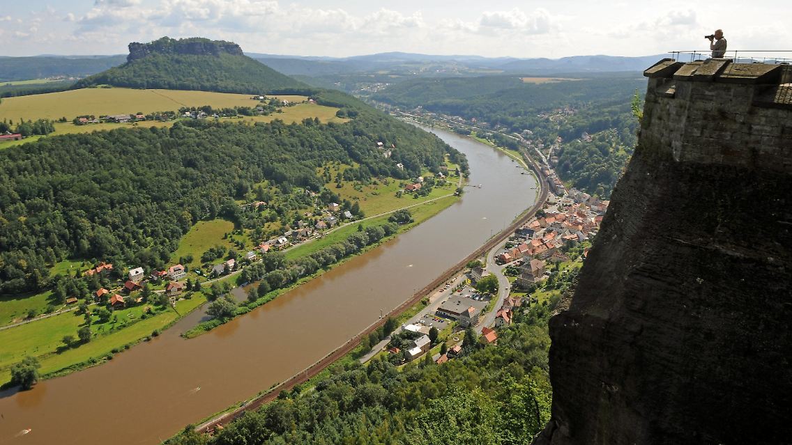 Ein Tourist fotografiert vom 240 m über der Elbe gelegenen Plateau der Festung Königstein das malerische Elbtal, im Hintergrund ist der Lilienstein zu sehen.