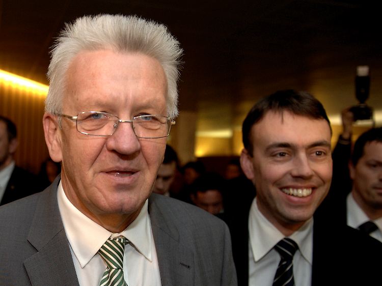 Ministerpräsident Kretschmann trägt das Votum mit Fassung, SPD-Finanzminister Schmid (r.) freut sich.