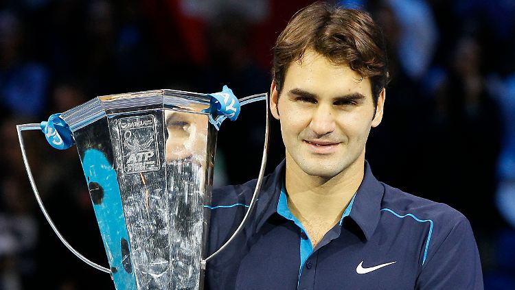 Großer Pokal für einen ganz großen Tennisspieler: Roger Federer.