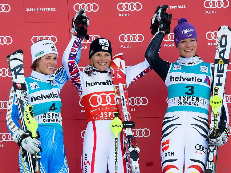 Endlich fast ganz oben: Als Slalom-Dritte in Apsen durfte Maria Höfl-Riesch (r.) zumindest mal wieder aufs Siegerpodest.