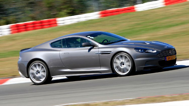 Die Ähnlichkeit der Coupés mit aktuellen Jaguars ist kein Zufall, Aston Martin ließ bei demselben Designer arbeiten.