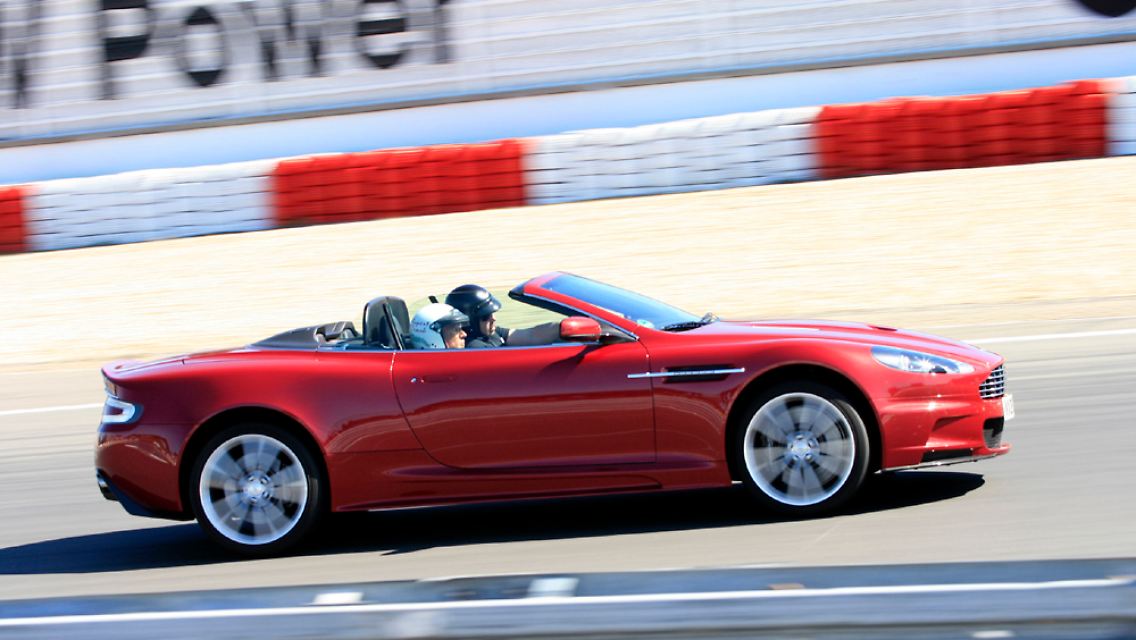 Helm ist Pflicht: Auf der Grand-Prix-Strecke steht Sicherheit an erster Stelle.
