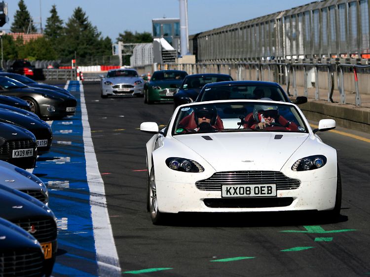 Die sonst in Deutschland recht spärliche Aston-Martin-Dichte stieg beim Treffen in der Eifel drastisch an.