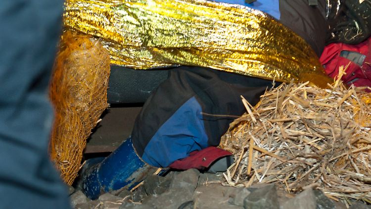 Mit Strohsäcken und Thermodecken - Castor-Gegner im Gleisbett.