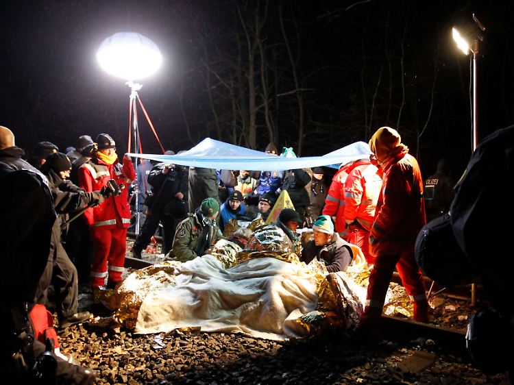 Die vier Mitglieder der Bäuerlichen Notgemeinschaft bei ihrer Blockade nahe Hitzacker.