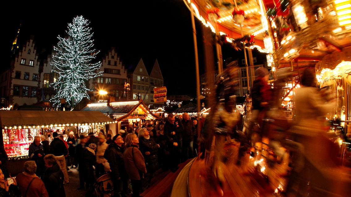Ein Kinderkarussell auf dem Weihnachtsmarkt auf dem Römer in Frankfurt am Main.