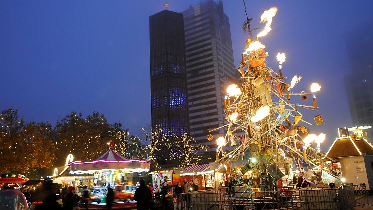 Die Schrott-Tanne "Traffic Tree" des Künstlers Thomas Plattner auf dem Weihnachtsmarkt an der Gedächtniskirche in Berlin. Das Kunstwerk besteht aus Metallstreben, alle 30 Minuten schießen Flammen aus Rohren in der Installation.
