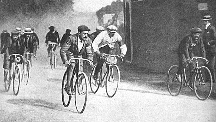 Maurice Garin auf einer Etappe der Tour de France 1903, die er später auch gewinnt. Seit den ersten Frankreich-Rundfahrten gibt es "Doping-Gerüchte" und Geständnisse.