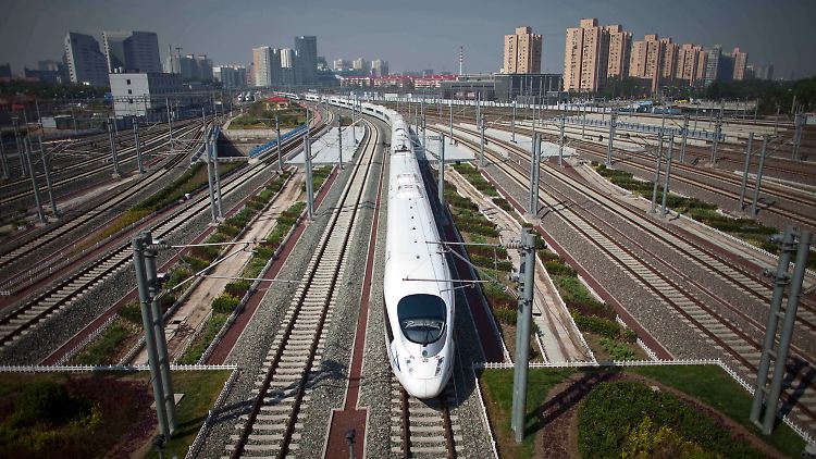 Ein Zug verlässt Peking Richtung Shanghai: "Die Infrastruktur in Europa und den USA benötigt dringend Investitionen."