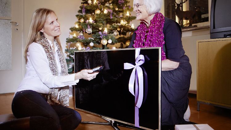 Unter vielen deutschen Weihnachtsbäumen stehen in diesem Jahr wieder neue Fernseher.