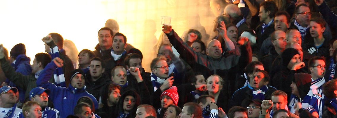 Suchbild aus dem Dortmunder Westfalenstadion: Rechts neben dem Feuer soll sich Sherlock Tönnies befinden.