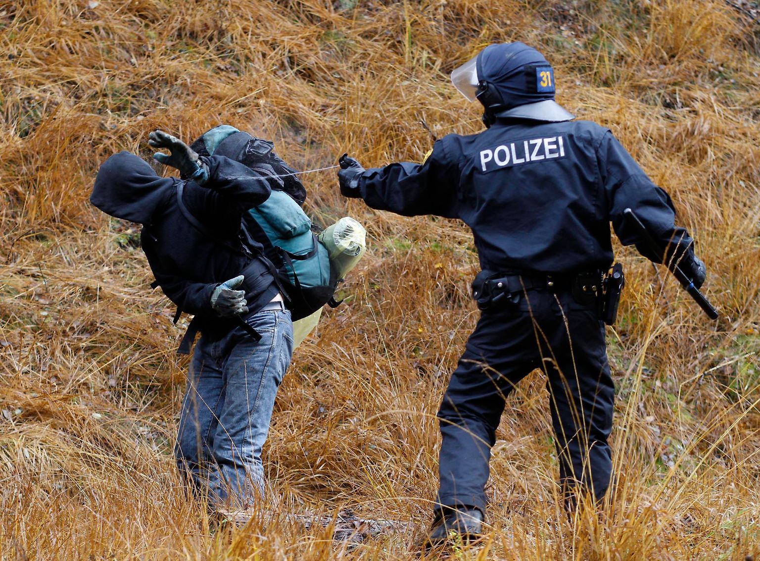 Weltweit setzen Polizisten Pfefferspray ein.