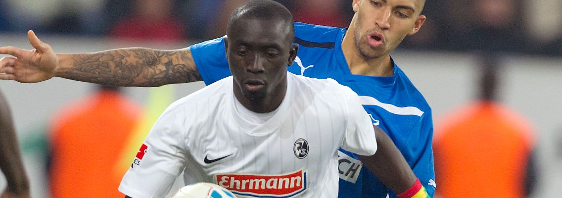 Im Gespräch: Freiburgs Papiss Demba Cissé.