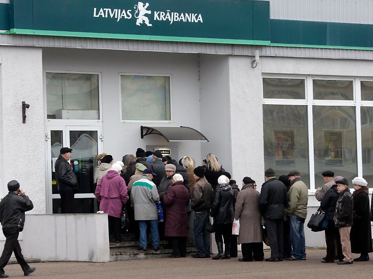 Schlangen vor einer Filiale der Latvijas Krajbanka im lettischen Riga: Der Mutterkonzern aus dem Nachbarland im Süden ist am Ende.