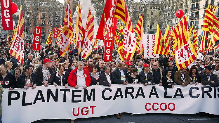 "Stellt euch der Krise" steht auf einem Plakat bei einer Gewerkschaftsdemonstration im März dieses Jahres in Barcelona. Auch ein halbes Jahr später hat sich Spaniens Wirtschaft nicht stabilisiert.