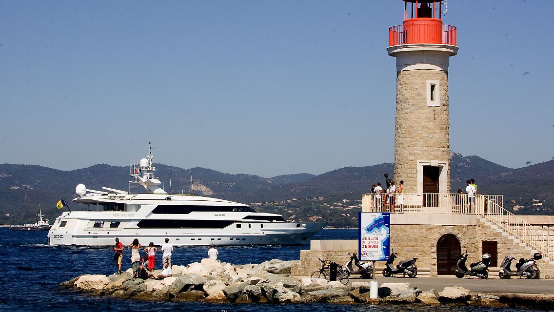 Jacht im Hafen von St. Tropez.
