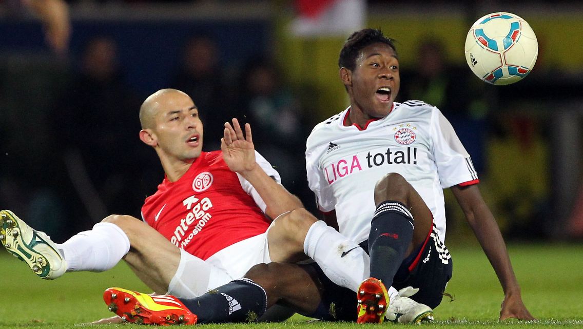 Huch, der Ball! Bayerns David Alaba und der Mainzer Elkin Soto.