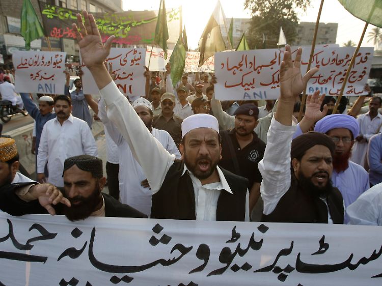 Auch in Karachi gehen Demonstranten auf die Straße.