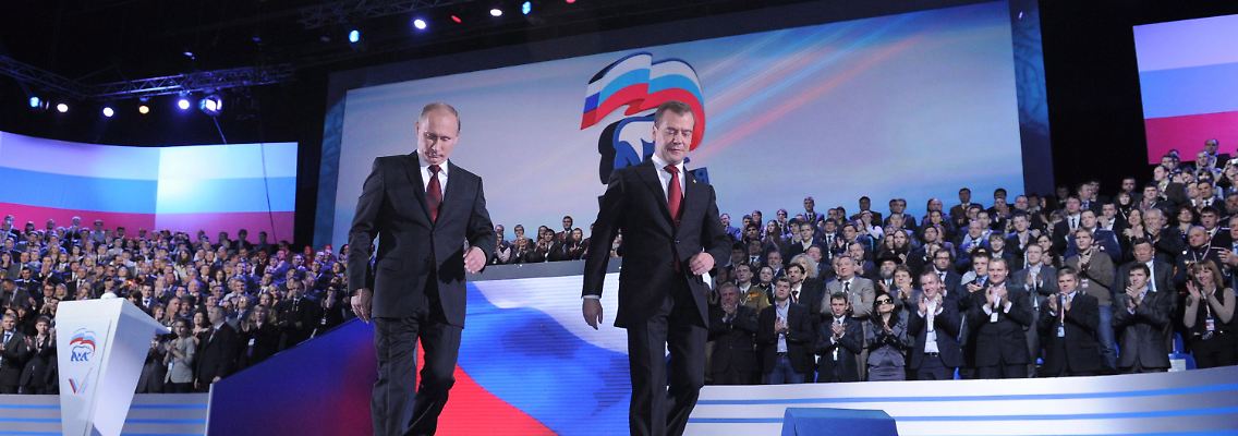 Egal wie die Wahl letztlich ausgeht: Putin (l.) und Medwedew werden auch künftig in Russland regieren.