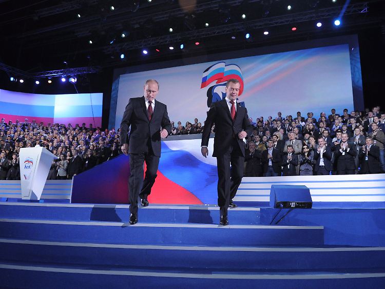 Egal wie die Wahl letztlich ausgeht: Putin (l.) und Medwedew werden auch künftig in Russland regieren.
