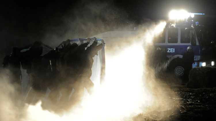 Die Polizei setzte auch Wasserwerfer gegen die Demonstranten ein.