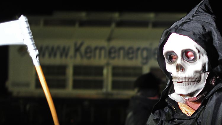 Ein Mann protestiert in Gorleben gegen Atomkraft.