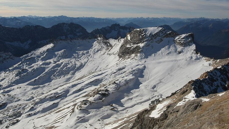 Stabile Hochdruckwetterlage: Das Skigebiet auf dem Zugspitzplatt bei Grainau ist nur dünn mit Schnee bedeckt. Auch weiterhin sind laut Wettervorhersage in den bayerischen Alpen keine Schneefälle in Sicht.