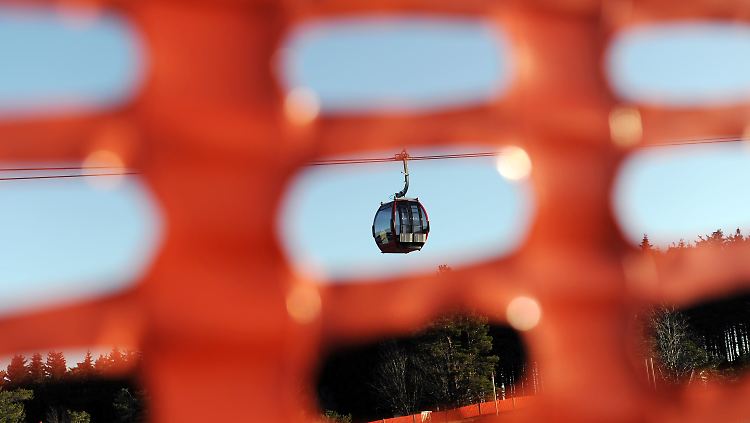 Kabine der Ettelsberg-Seilbahn im nordhessischen Willingen, derzeit nicht in Betrieb: Der erste Schnee lässt auf sich warten.