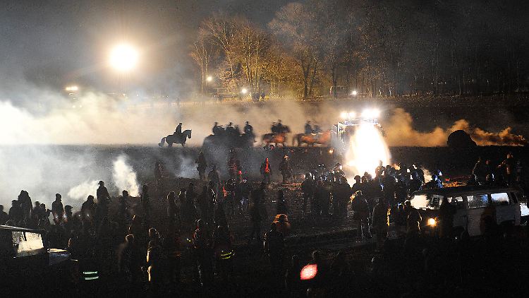 Die Polizei im Einsatz auf offenem Feld.