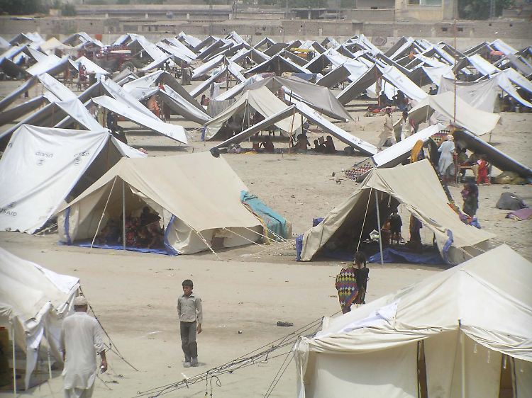 Blick über ein Zeltlager für Flutopfer in Larkana. Pakistan ist das am stärksten von Wetterkatastrophen geschundene Land 2010, wie aus dem Klima-Risiko-Index der Organisation Germanwatch hervorgeht.