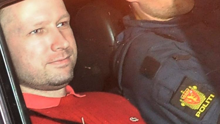 Anders Behring Breivik verlässt am 25. Juli 2011 in einem Polizeifahrzeug das Gericht in Oslo.