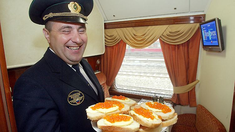 Frischer Kaviar gefällig? Schaffner in einem Abteil eines Luxuswagens der russischen Eisenbahn. (Archivbild)