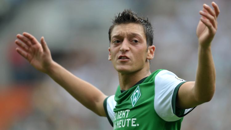Für Michael Ballack ist Mesut Özil der deutsche "10er" der Zukunft.
