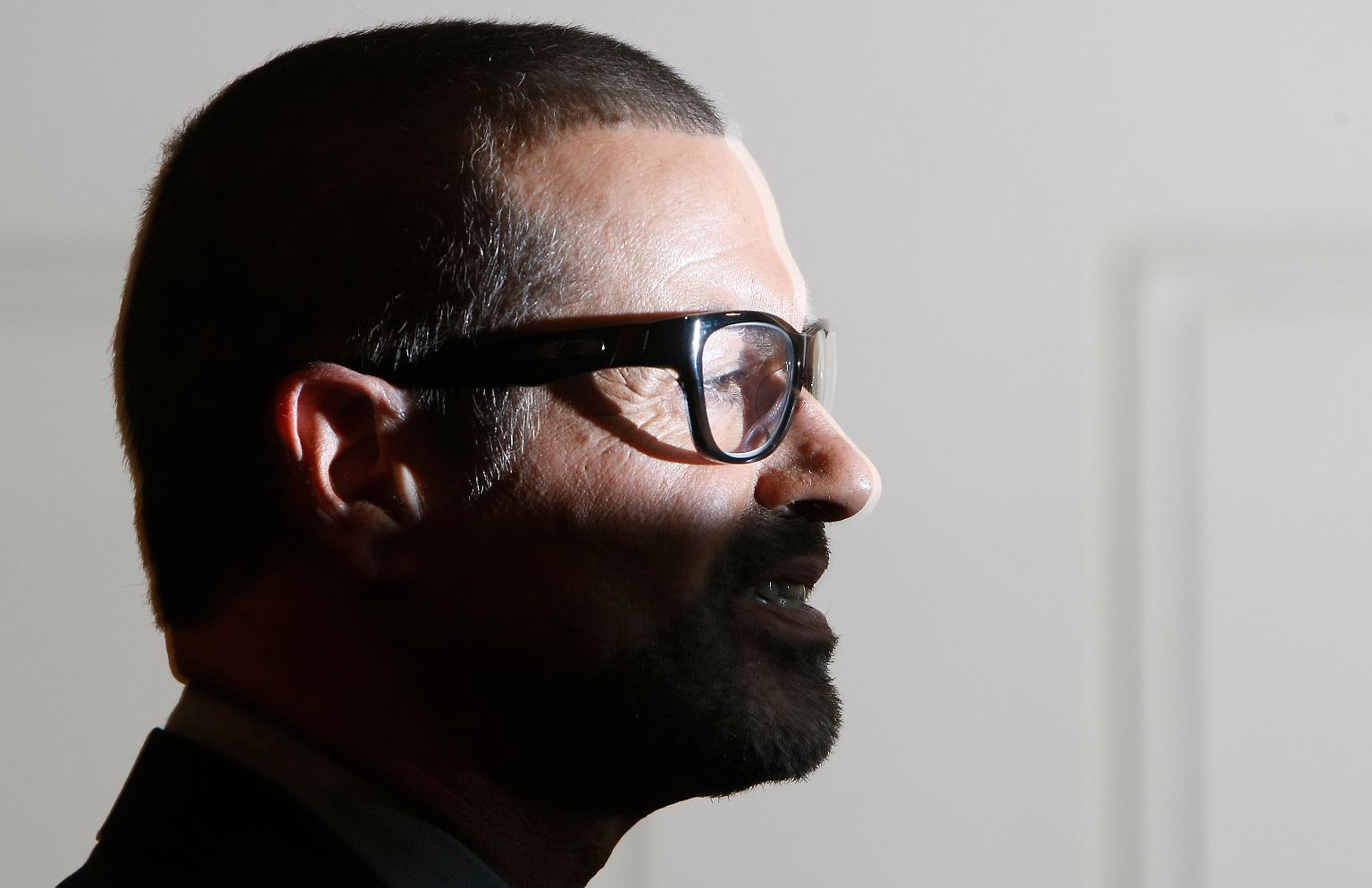 Eine heftige Lungenentzündung hat George Michael in die Knie gezwungen. 