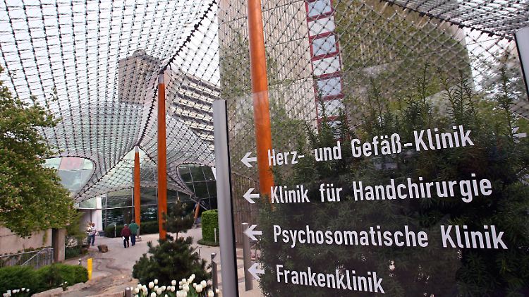 Um die Rhön-Kliniken ist eine Schlammschlacht entbrannt - hier das Krankenhaus am Stammsitz in Bad Neustadt an der Saale.