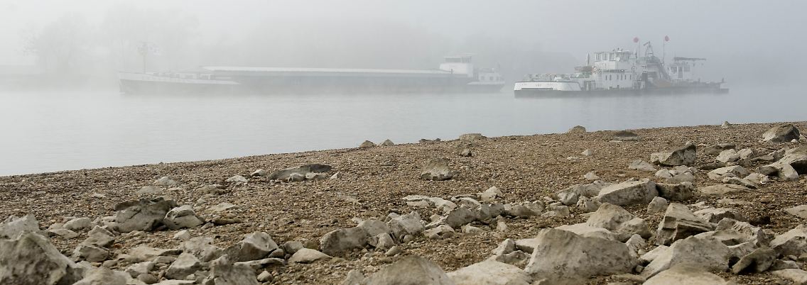 Die Donau bei Bogen. Zwischen Straubing und Vilshofen gab es seit Ende Oktober bereits vier größere Havarien. An mehreren Stellen wird derzeit die Fahrrinne ausgebaggert, damit die Schiffe freie Fahrt haben.