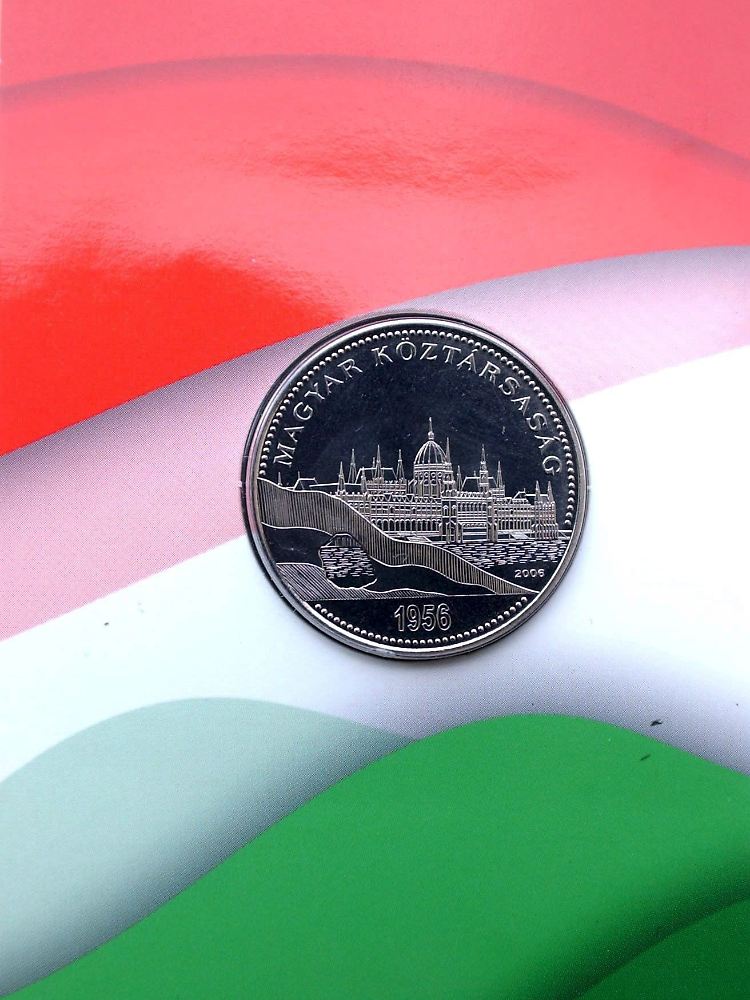 Eine 50 Forint Gedenkmünze die das Parlamentsgebäude in Budapest vor den ungarischen Nationalfarben.