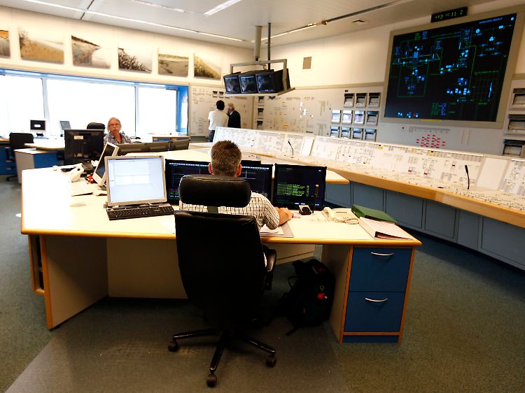 Kontrollraum mit Landschaftsaufnahmen: Blick in die Leitzentrale des einzigen Kernkraftwerks der Niederlande.