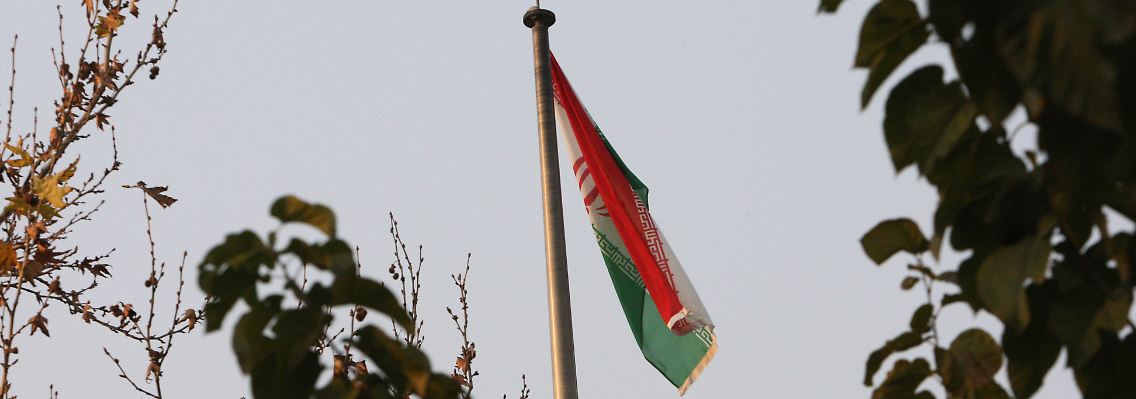 Am Fahnenmast auf dem Botschaftsgelände hängt eine iranische Fahne.