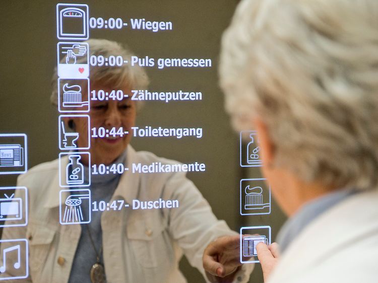 Eine rein technische Lösung wird nicht reichen: interaktiver Spiegel auf der Pflegefachmesse "Rehacare".