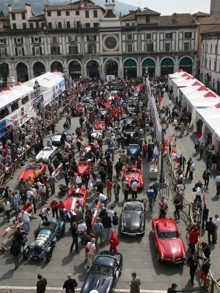 Oldtimer beim Start des Rennens Mille Miglia, hier in Brescia in Italien.