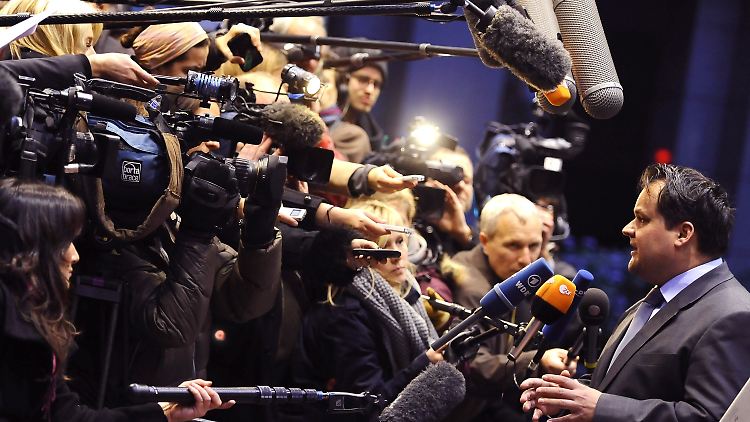 Der niederländische Finanzminister de Jager erklärt der versammelten Presse das Ergebnis der nächtlichen Sitzung.